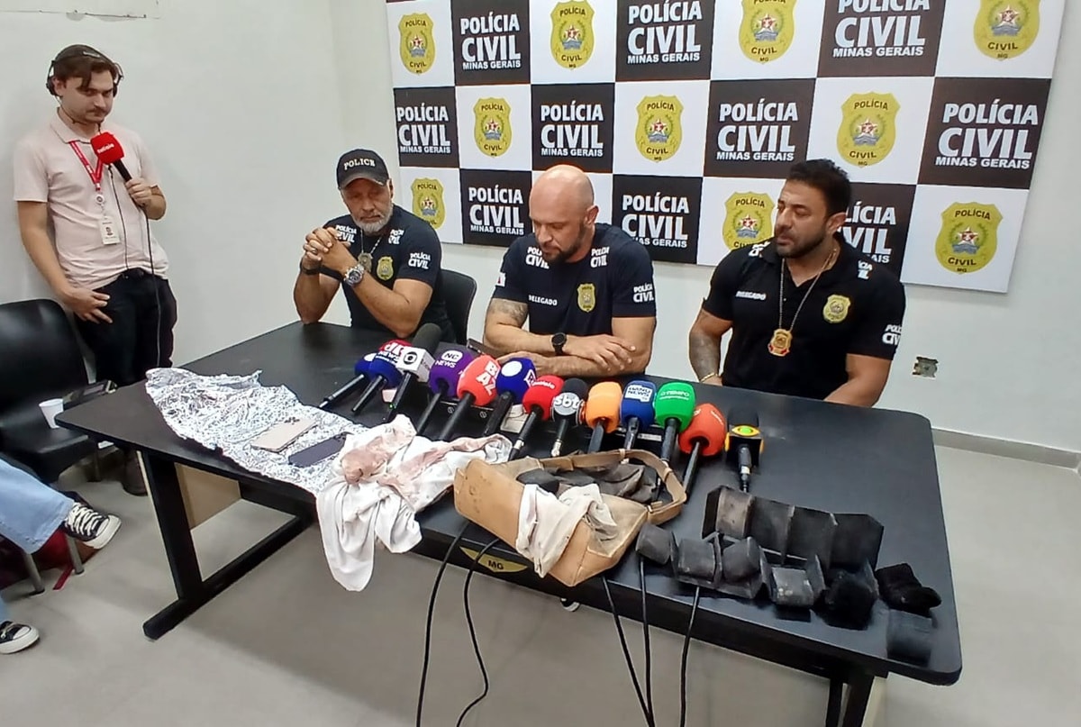 Diarista volta à cena do crime em reconstituição da morte de casal