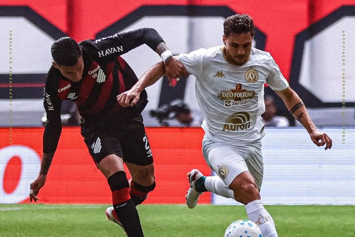 Athletico-PR bate Chapecoense por 2 x 0 e se aproxima do G4