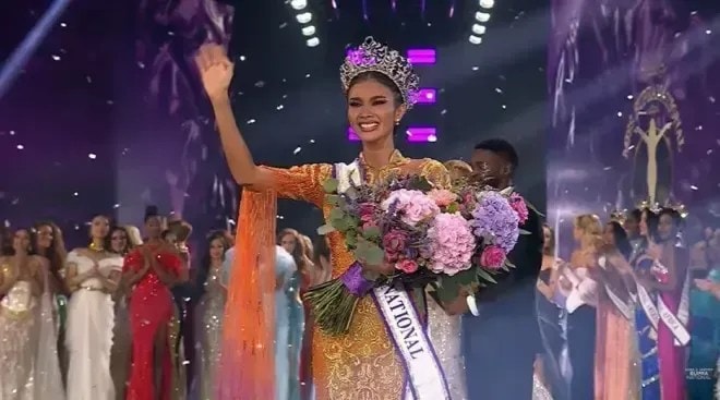 Miss dos Estados Unidos perde coroa após publicações com teor racista