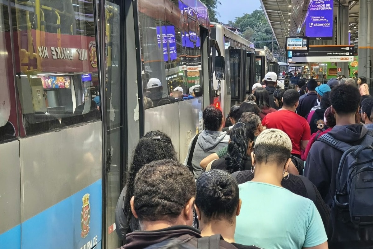 Sistema de ônibus sob investigação em SP segue caótico para passageiros