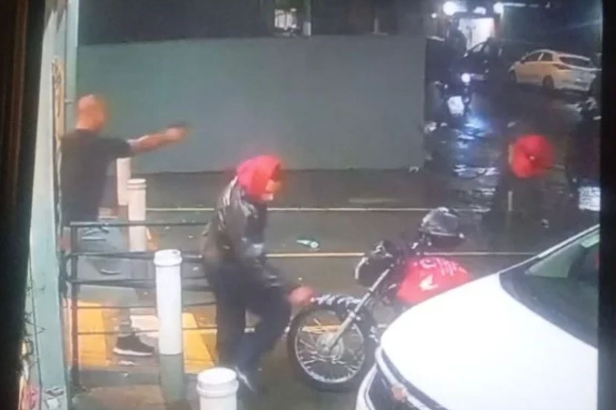 Pais de jovem negro morto com 11 tiros por PM receberam R$ 200 mil