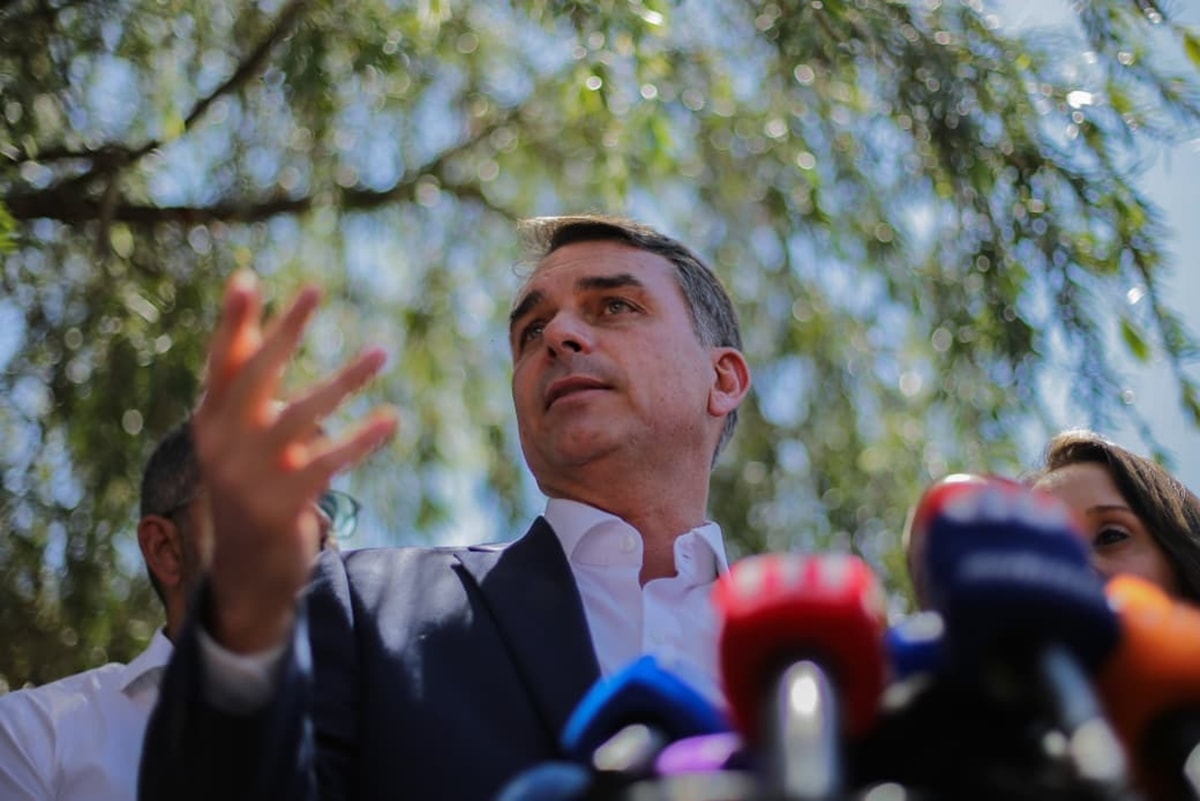 Flávio nega corte na aposentadoria e diz que fará ajuste acima da inflação
