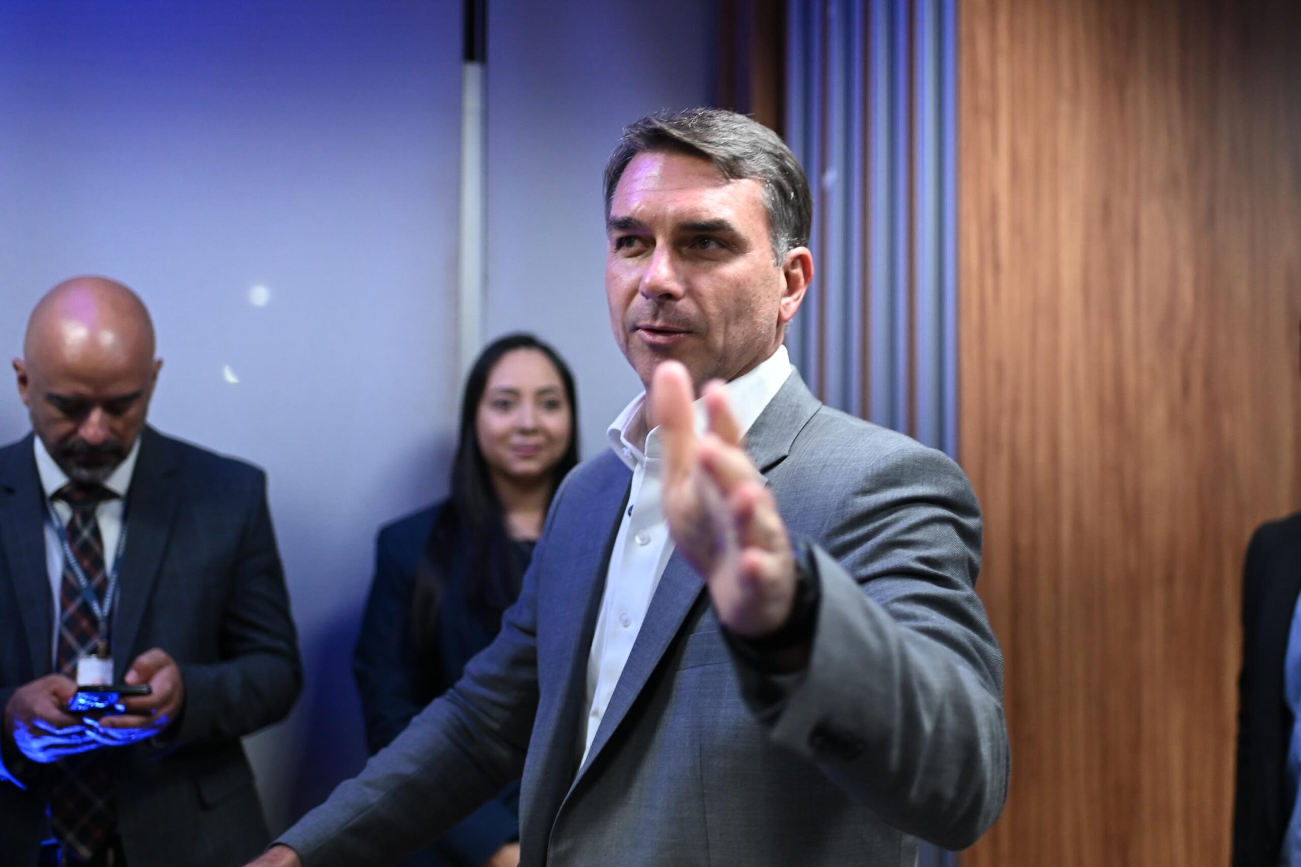 Flávio diz que fim da reeleição vale para ele, mas Congresso define mandato