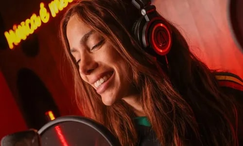 Anitta surge com camisa da Grande Rio antes de anúncio como rainha