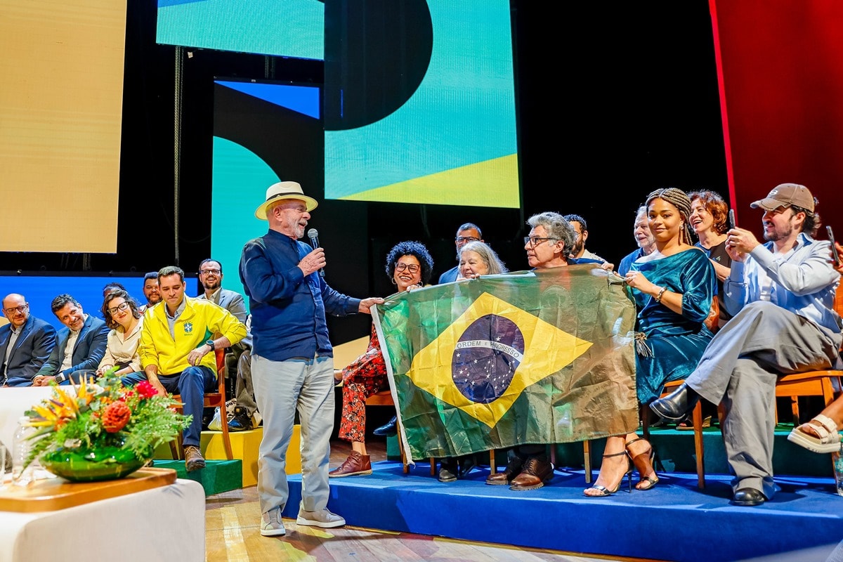 Bete Mendes emociona Lula em lançamento do Tela Brasil no Rio