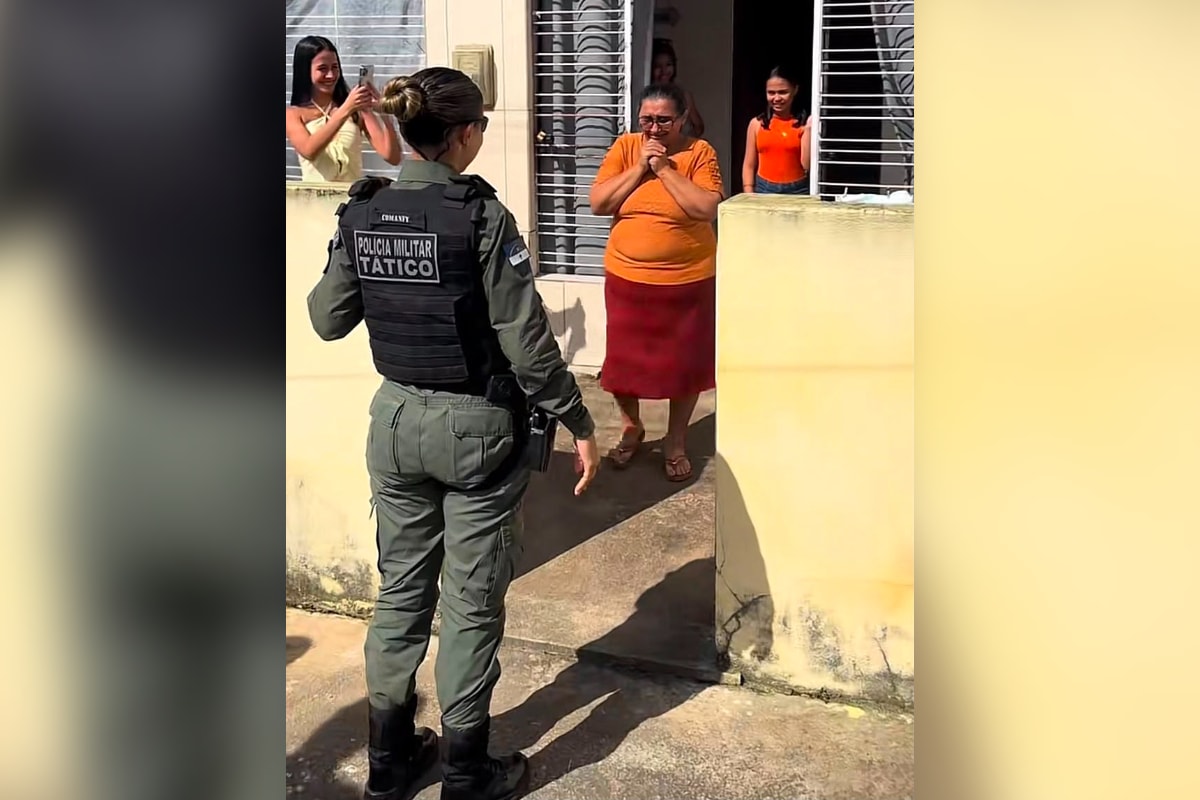 Avó se emociona ao ver neta se formar e vestir farda da PM