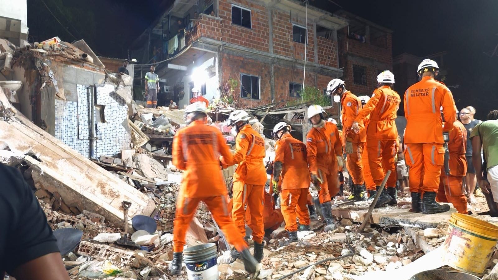 Edifício desaba e deixa quatro vítimas em São Bernardo do Campo (SP)