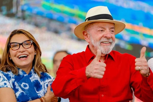 PT faz pesquisa para definir atuação de Janja na campanha de Lula