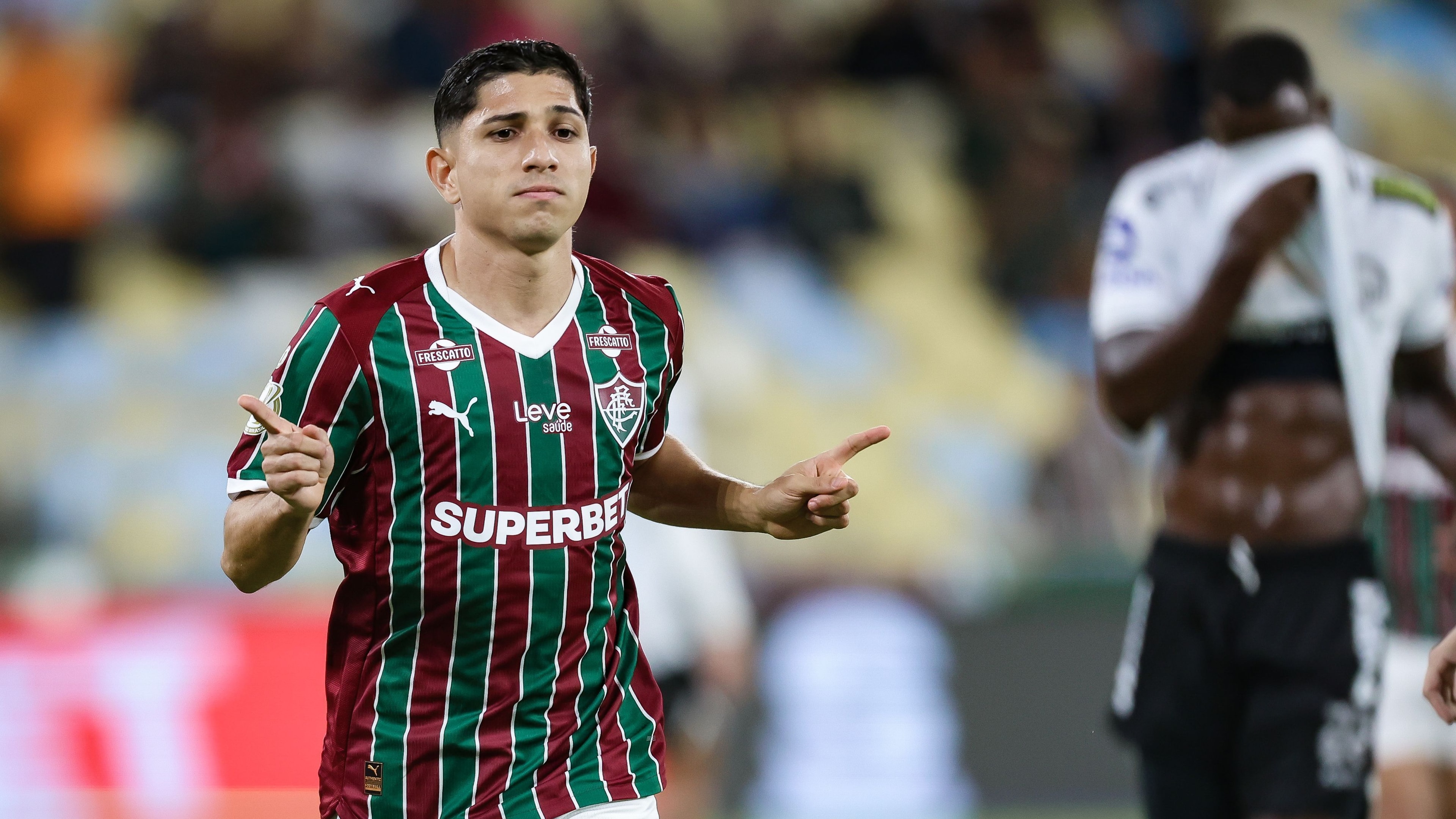 Goleiro do Goiás é protagonista, mas sofre grave fratura contra o Cruzeiro