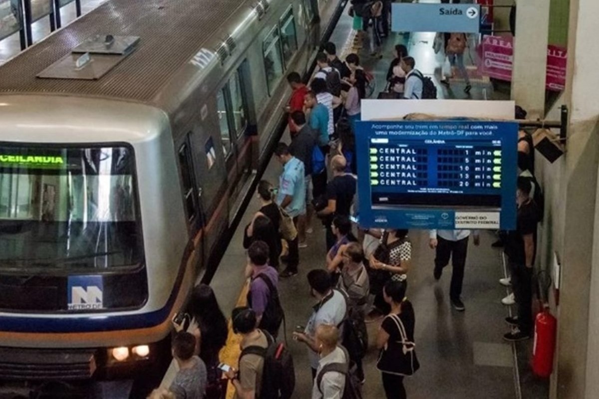 Conta do caos: DF tem menos passageiros no Metrô e mais carros na rua