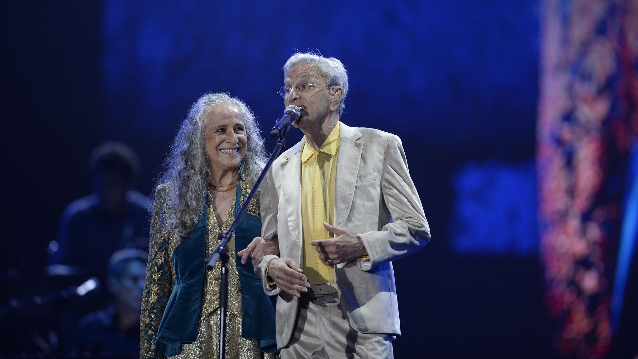 Caetano Veloso vai ao show de Rosalía e ganha homenagem: “Me inspira muito”
