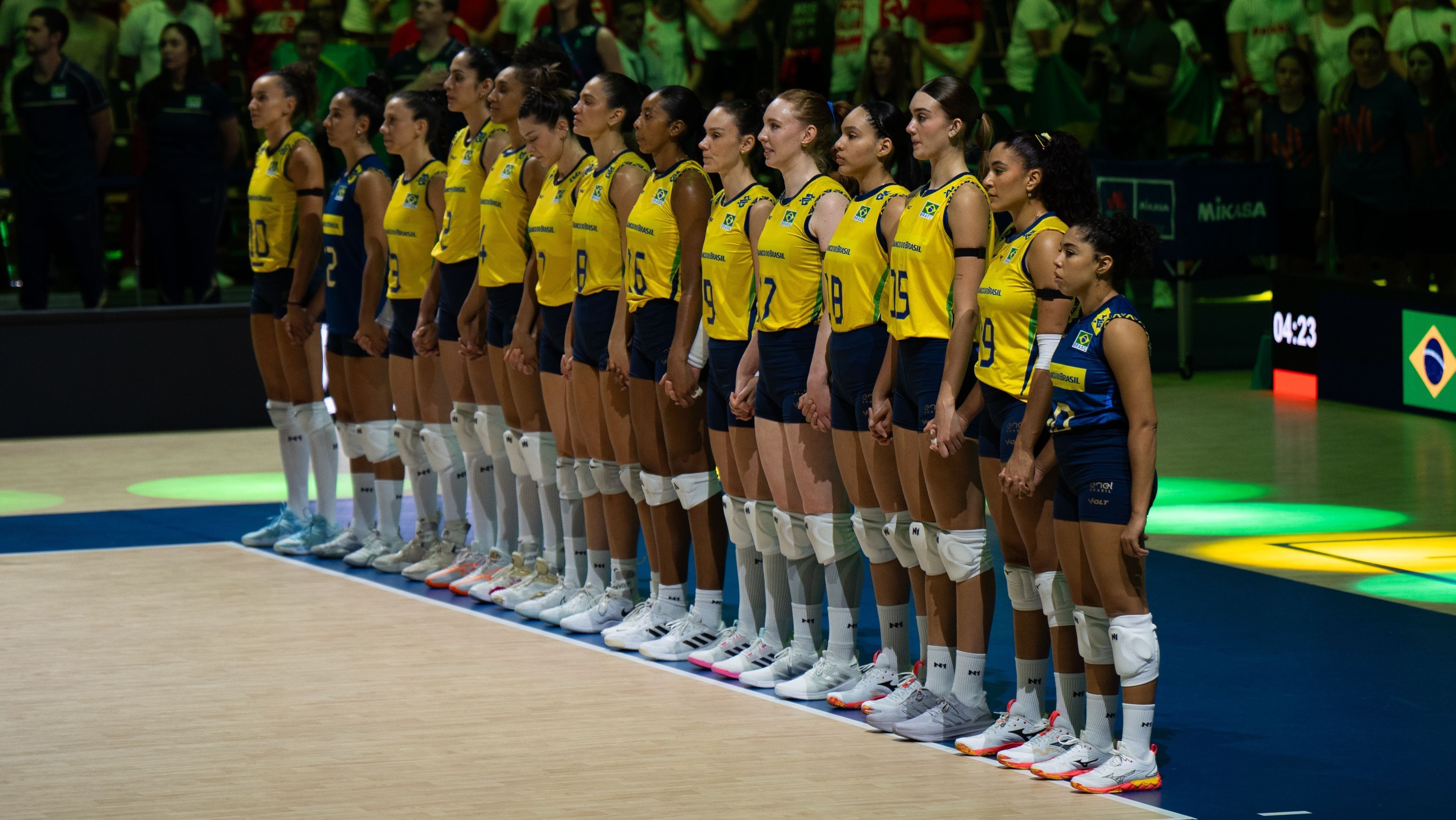 Brasil estreia na VNL contra a Holanda em busca de título inédito
