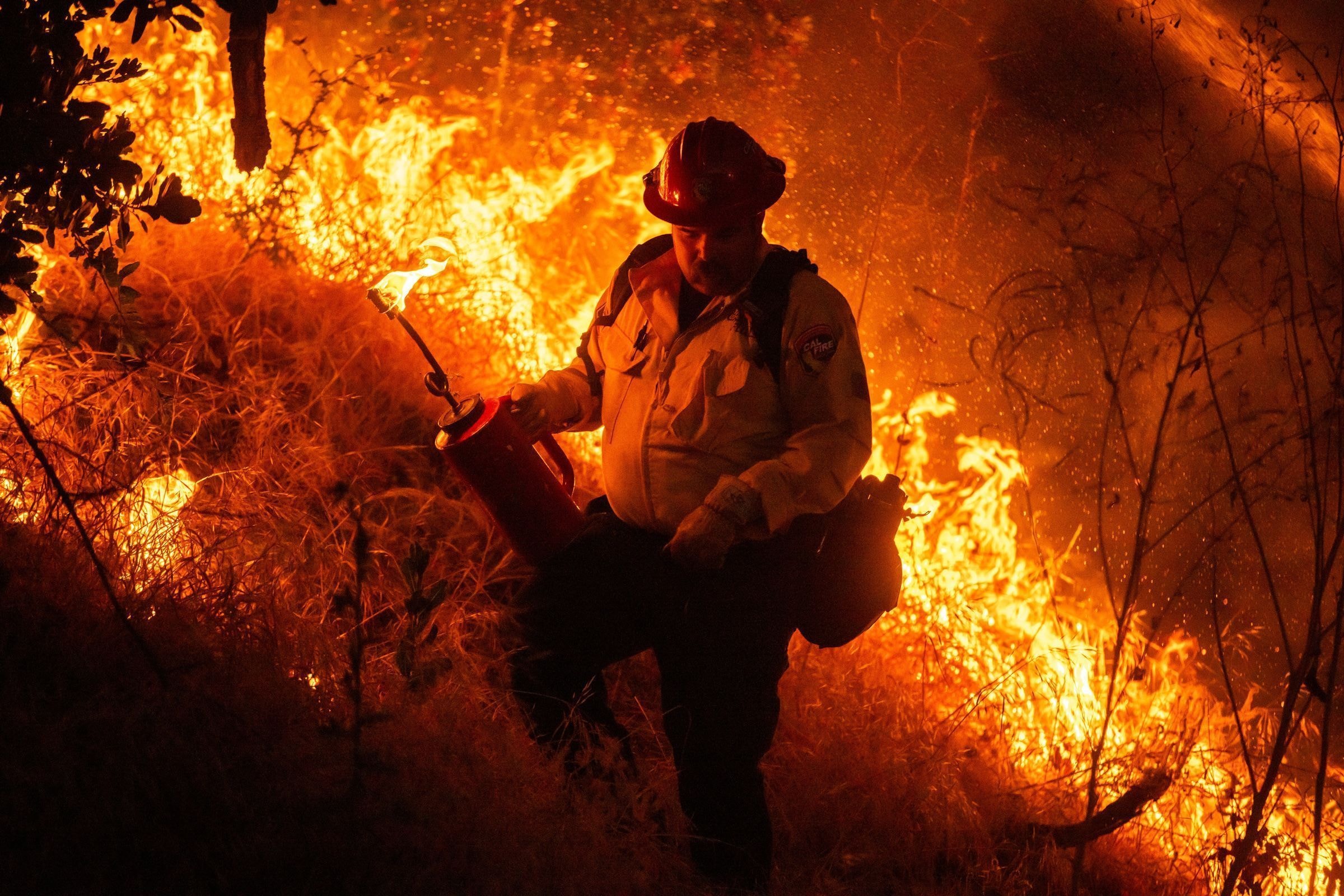 Incêndio destrói galpão nos EUA e gera grande coluna de fumaça