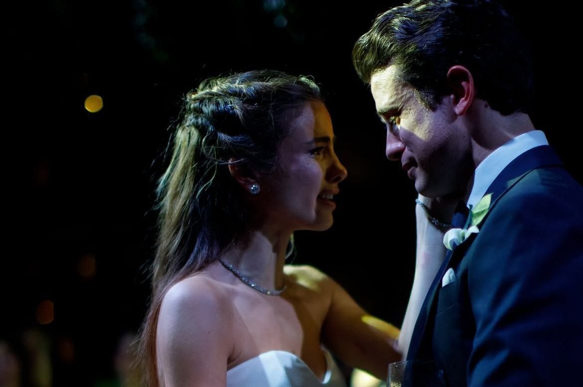 Giulia Be exibe fotos de escola de samba no casamento com Conor Kennedy