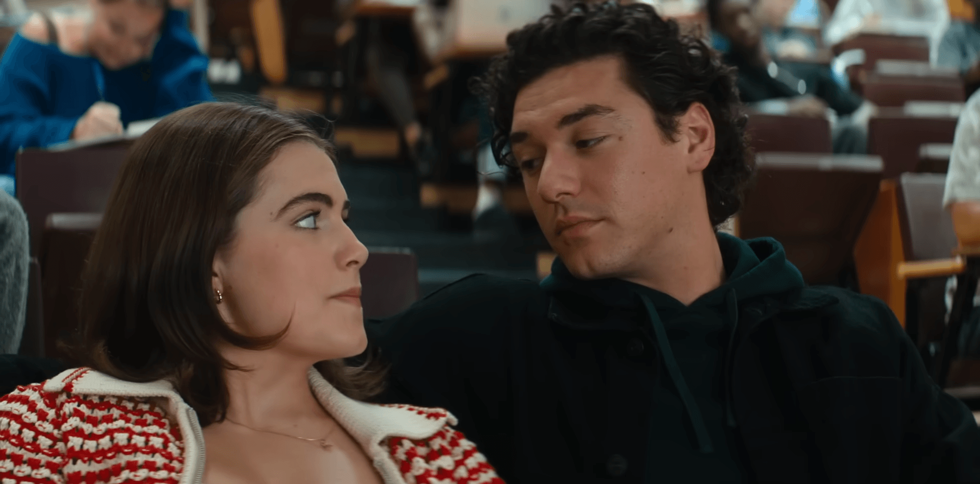 “Off Campus”: elenco se arrisca no português em entrevista à CNN; veja