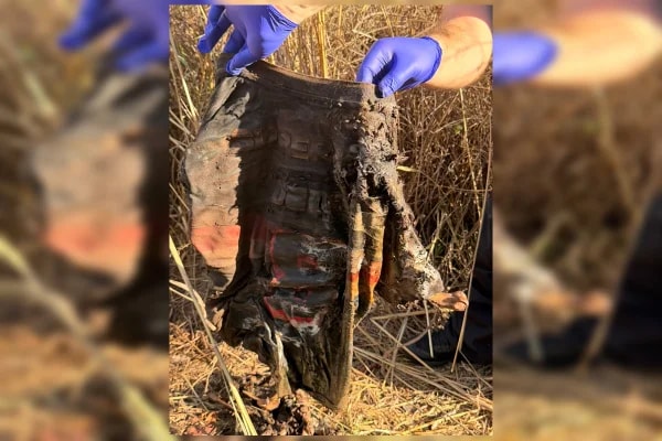 Ossada humana é encontrada em mala junto a relógio e camisa de time em GO