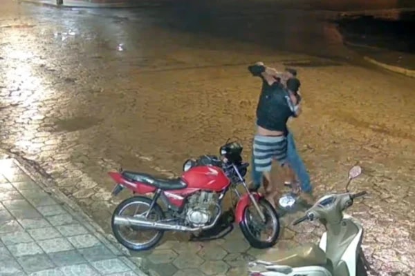 Homem agredido e baleado na cabeça pelo namorado da ex segue internado