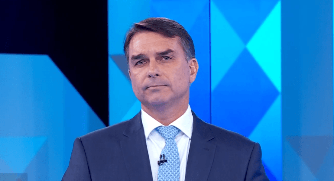 Tarcísio afirma que orientou Flávio a ficar no Brasil após eleição