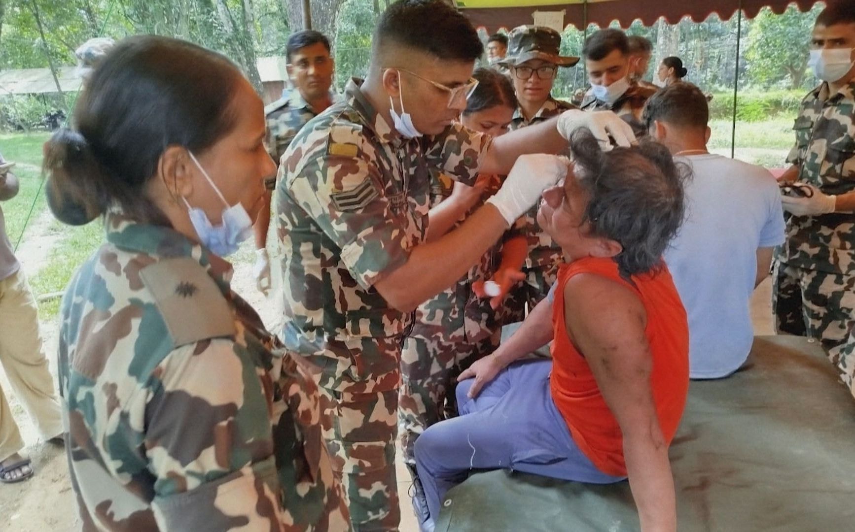 Equipes da China vasculham ruínas em fronteira devastada por enchentes