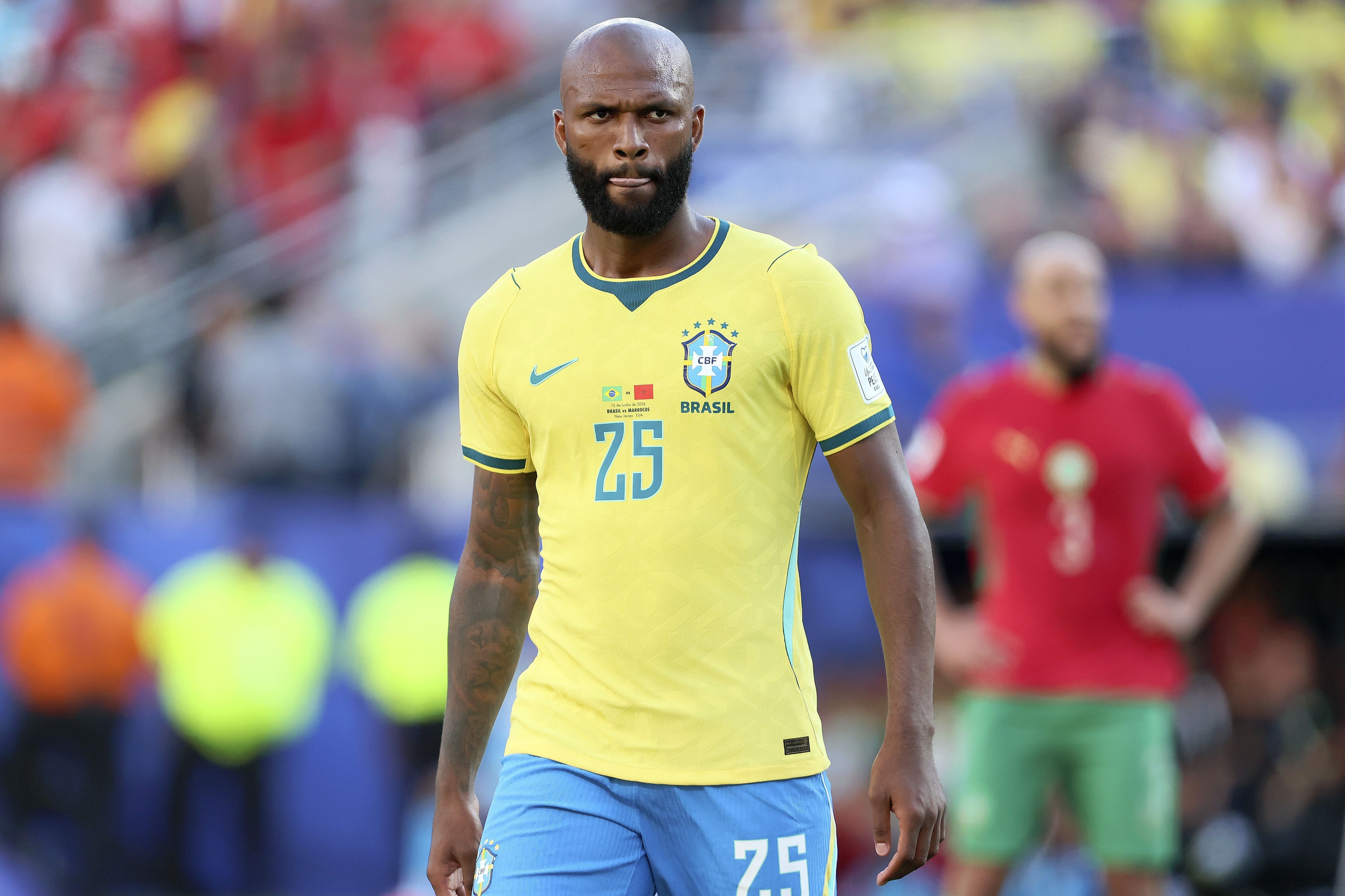 No banco, Neymar orienta Vini Jr. e Bruno Guimarães durante jogo; veja