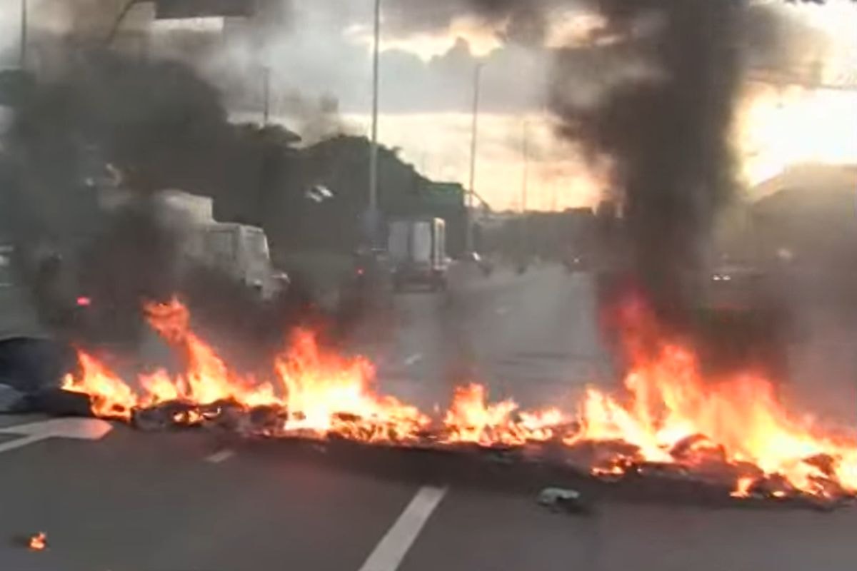 Protesto por morte de motoboy interdita pista da Marginal Tietê