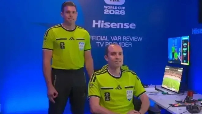 Árbitro australiano nega gesto supremacista na Copa: “Espasmo involuntário”