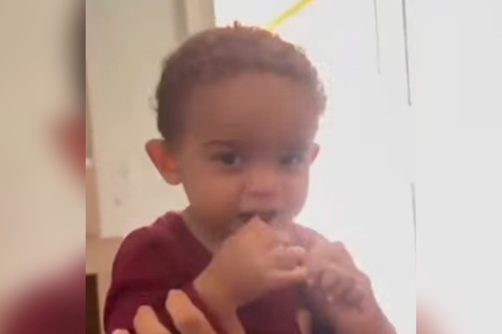 Bebê de 1 ano morre após ser atropelado por carro da mãe na garagem de casa