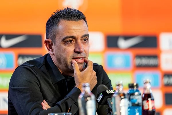 Xavi é apresentado na Holanda e assume compromisso por títulos