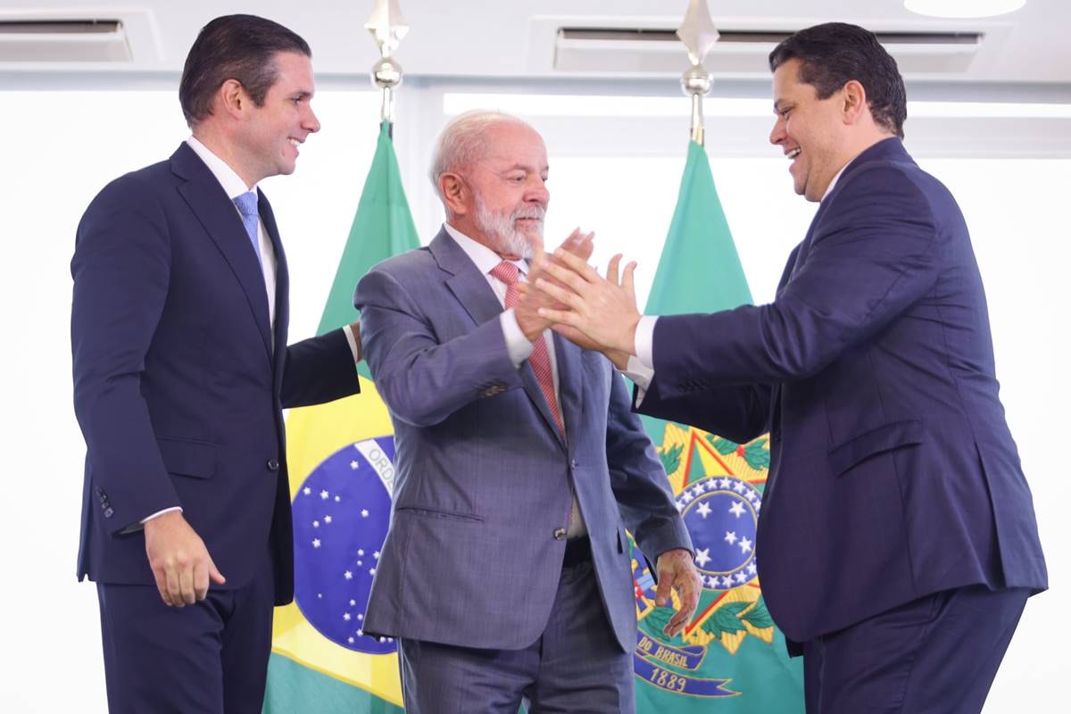 Taxa das blusinhas: Motta anuncia avanço na comissão após reunião com Lula
