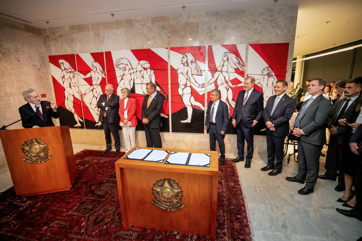 Artista Antonio Veronese inaugura painel no STF contra o feminicídio
