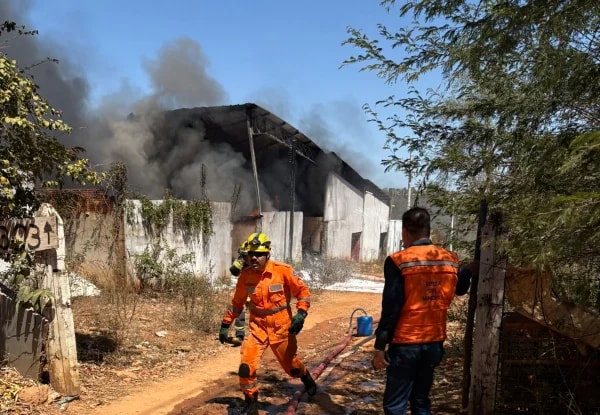 Incêndio atinge galpão de plásticos e área de mata em Montes Claros