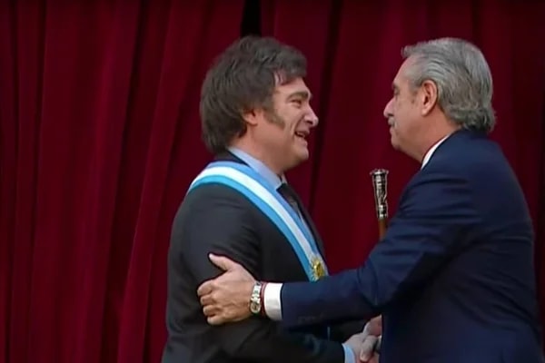 Fernández chama Milei de “energúmeno” após visita frustrada a Bolsonaro