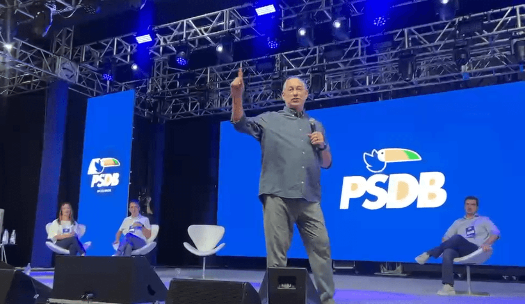 “Não abaixem a cabeça”, diz Flávio a aliados em evento com Derrite em SP