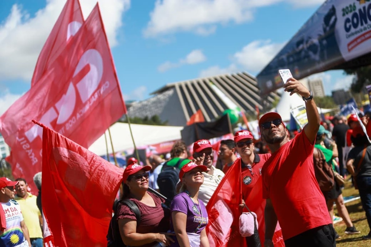 Em vitória para Lula, CCJ do Senado aprova PEC do fim da escala 6x1