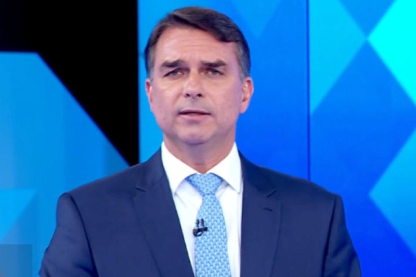 Flávio visita Bolsonaro em dia de tensão por risco de perder passaporte