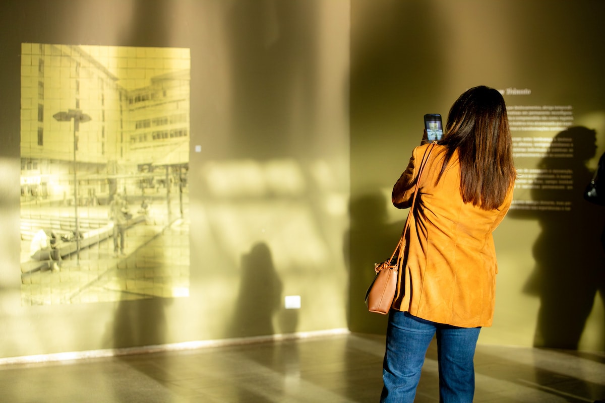 Artistas acompanham visita guiada à exposição Constelações Contemporâneas neste sábado