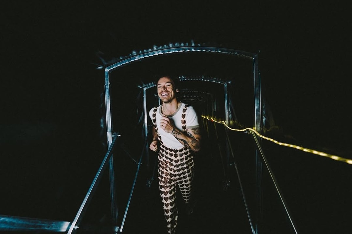 Ex de Taylor Swift, Harry Styles alfineta casamento com Travis em show