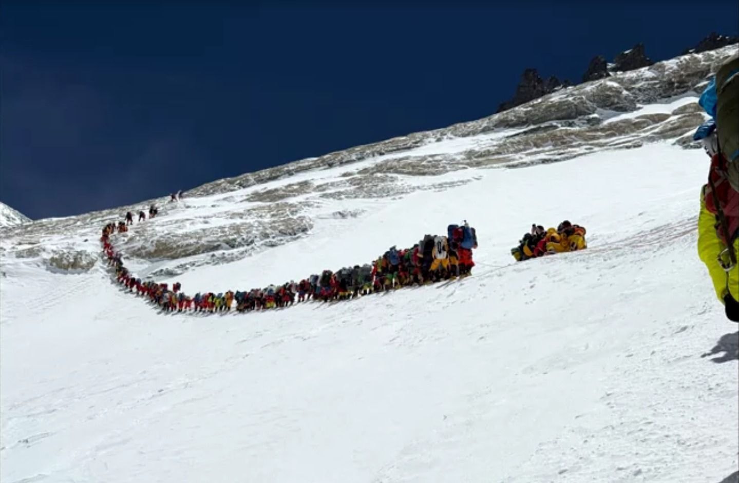Subida ao Monte Everest: alpinista mostra lixo acumulado na chegada ao topo