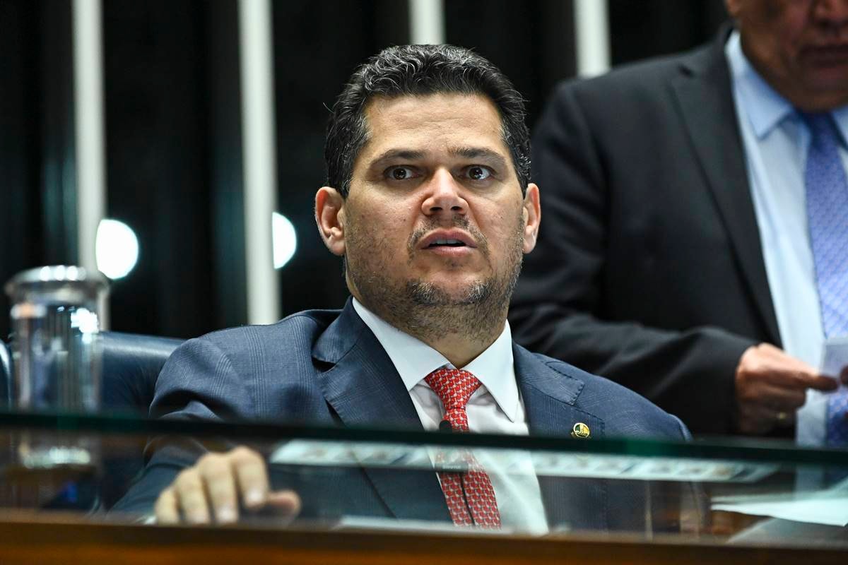 Alcolumbre avalia se posicionar sobre Messias votando no plenário