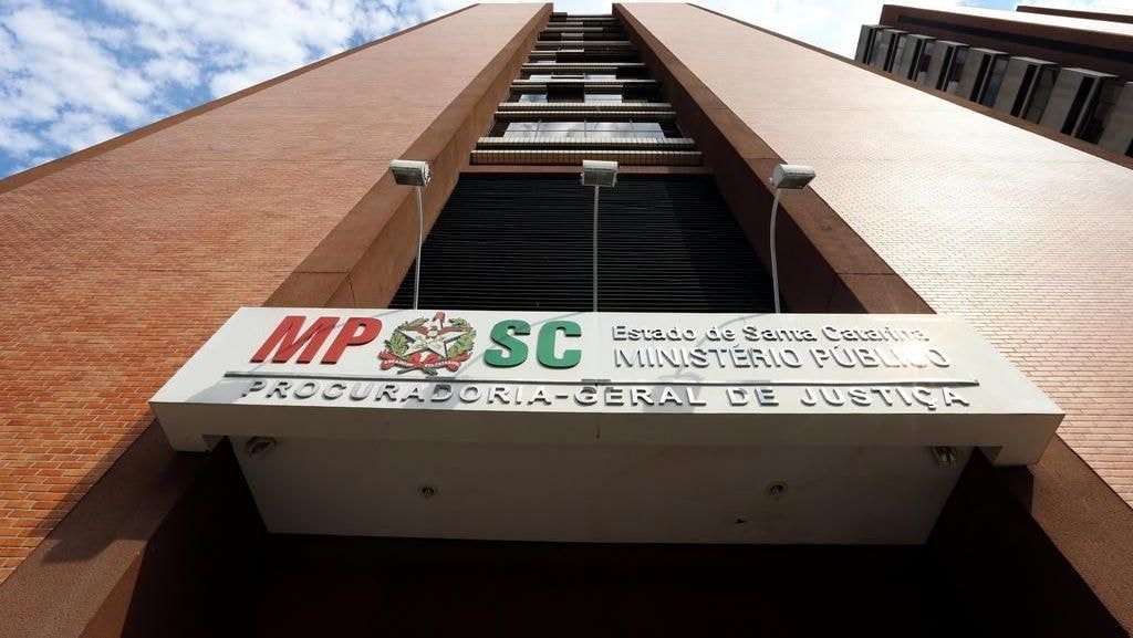 Cirurgião é condenado por paciente perder visão após lipoaspiração em SP