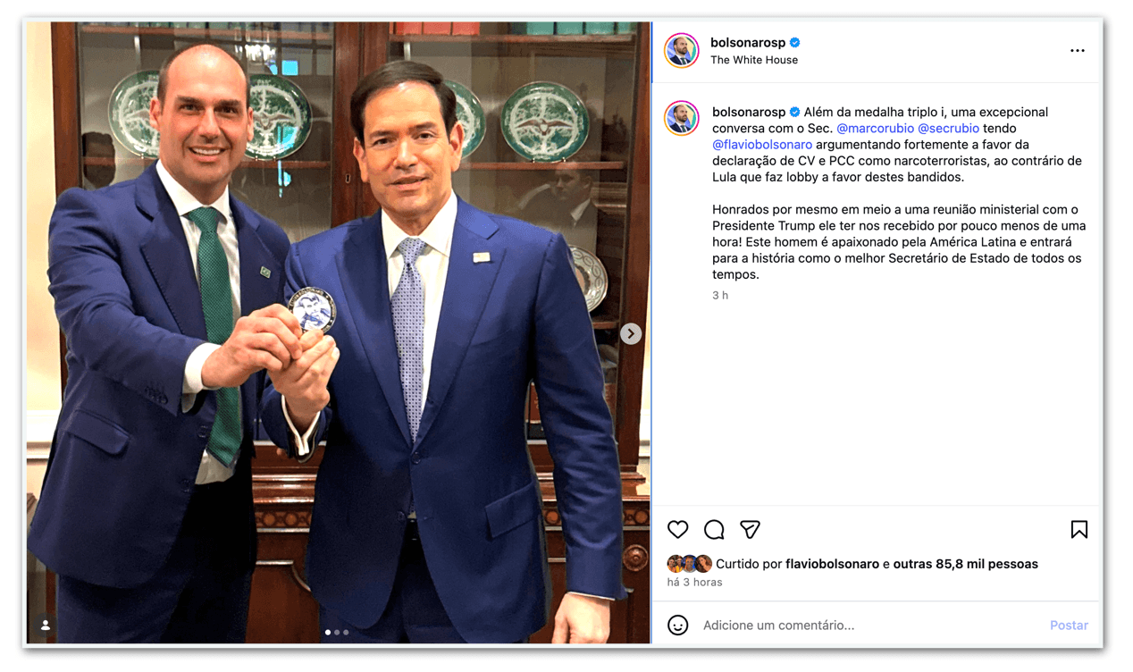 Eduardo Bolsonaro dá medalha “imbrochável” a Marco Rubio