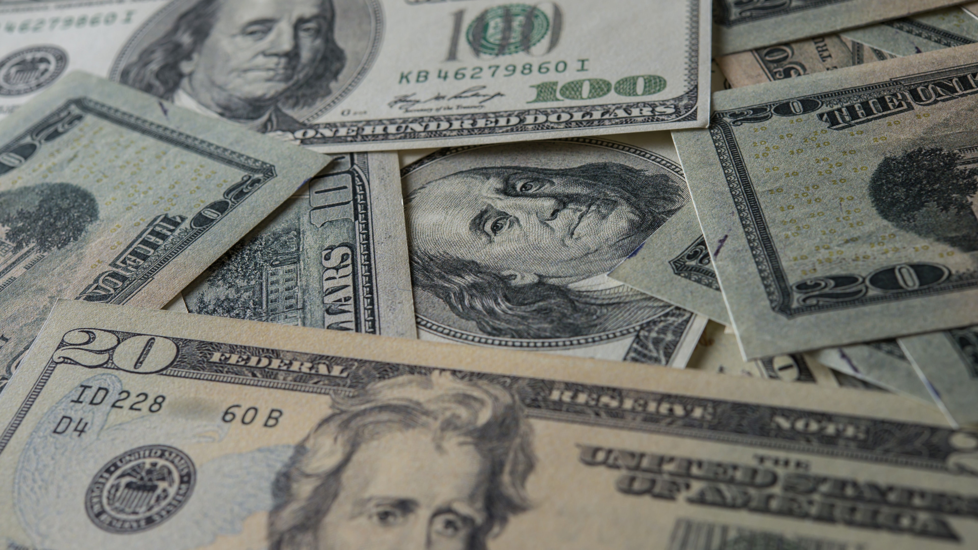Dólar abre em queda com mercado avaliando “prévia do PIB” brasileiro