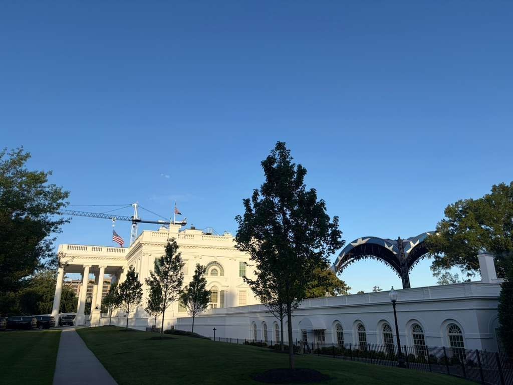 Trump diz que Arco do Triunfo em Washington também será complexo militar