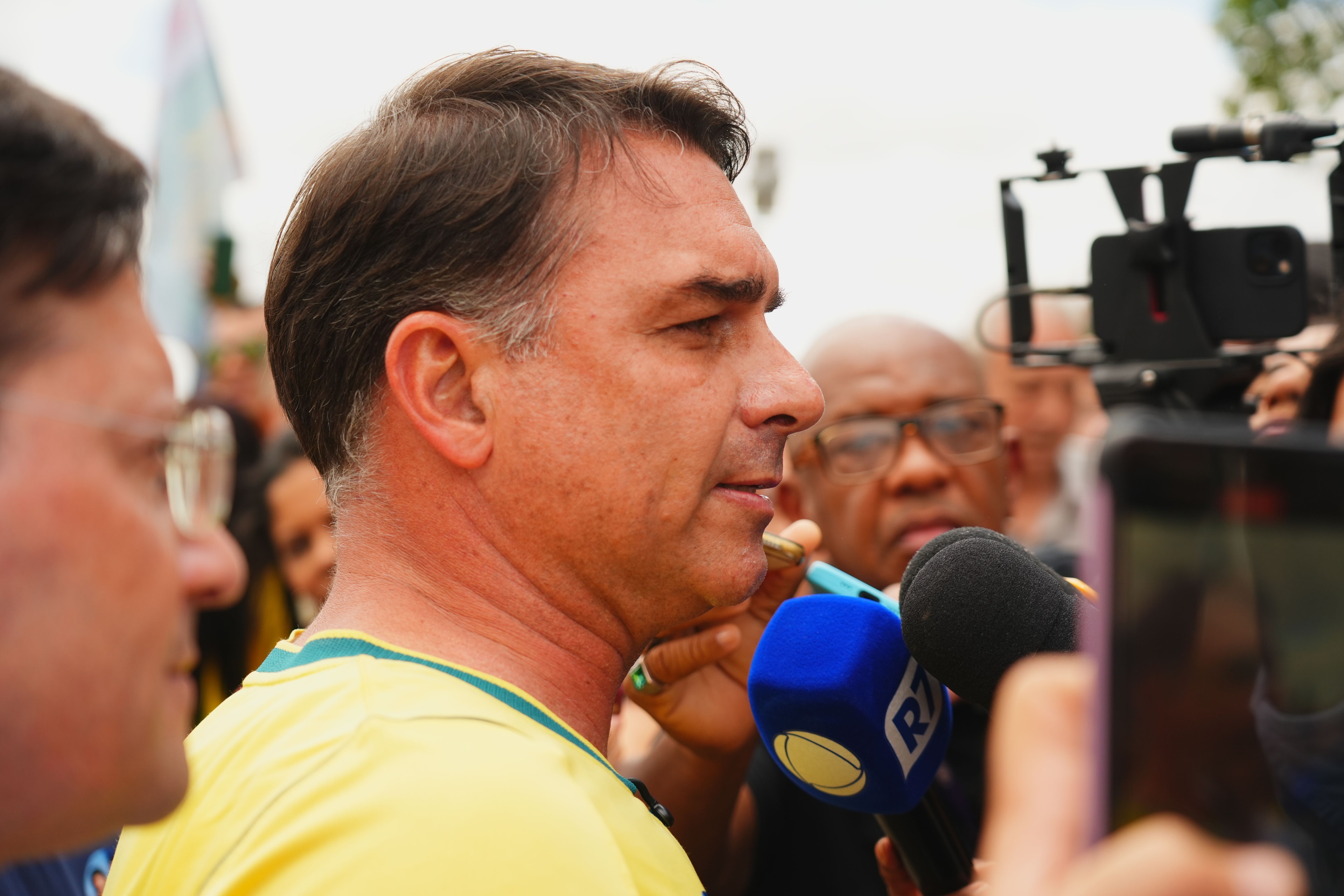 Campanha de Flávio Bolsonaro apela a Caiado e fala em ministério