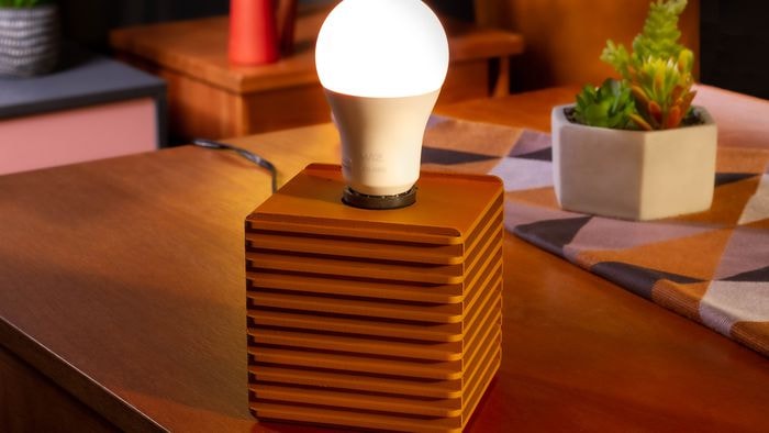 Lâmpada inteligente gasta energia mesmo desligada? Fizemos o cálculo