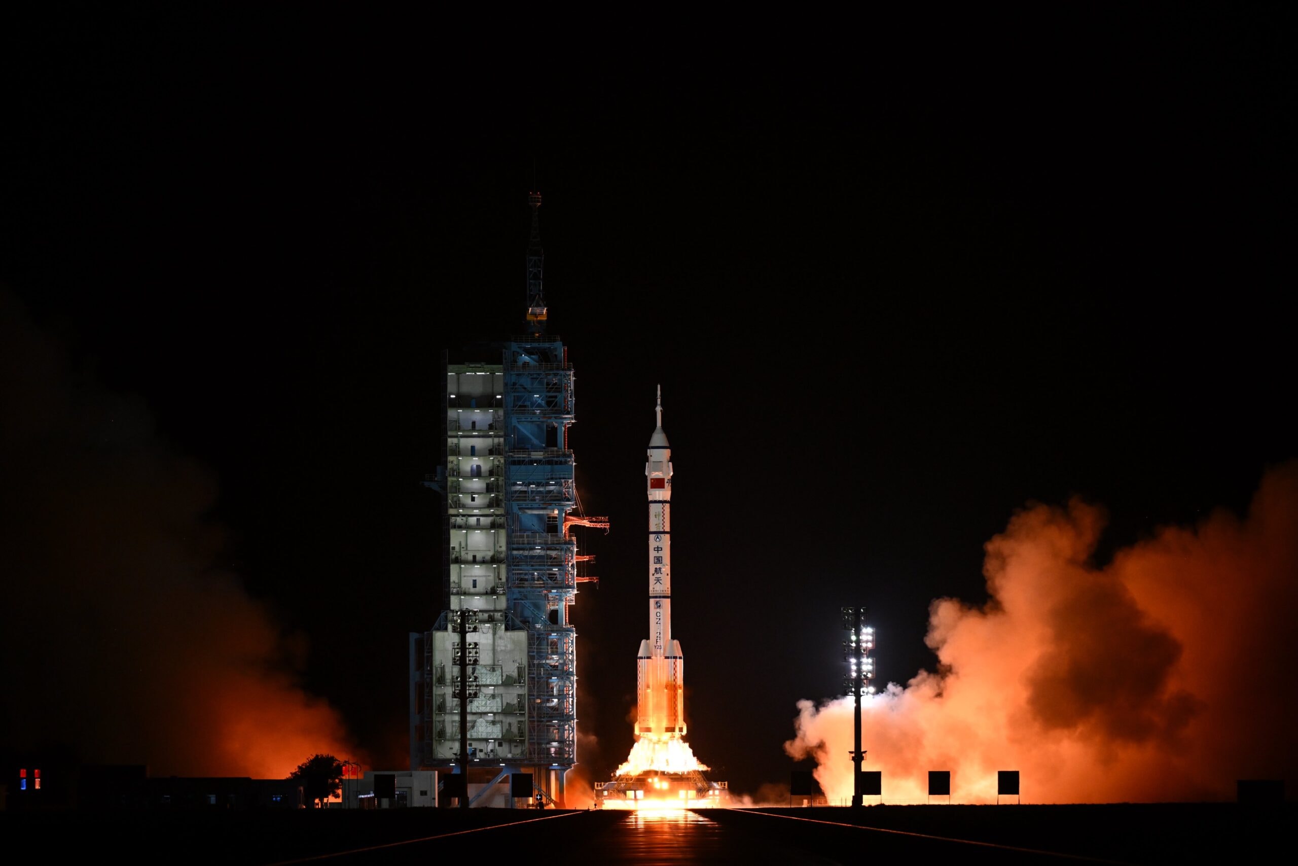 China lança espaçonave buscando novo recorde de permanência em órbita