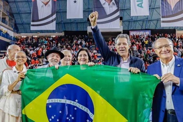 Sem citar Flávio, Tebet critica "golpistas de plantão": "Tal pai, tal filho"