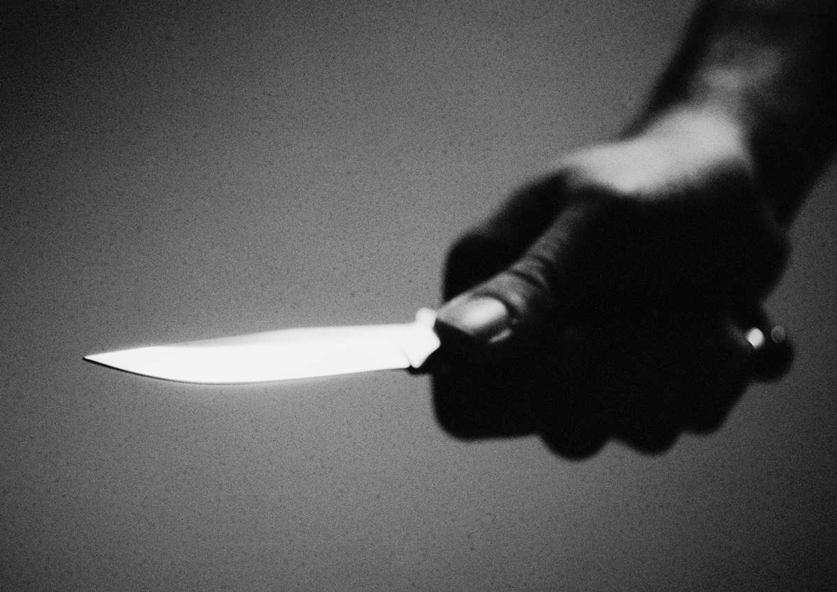 Suspeita de esfaquear esposa do amante se entrega, mas não será presa