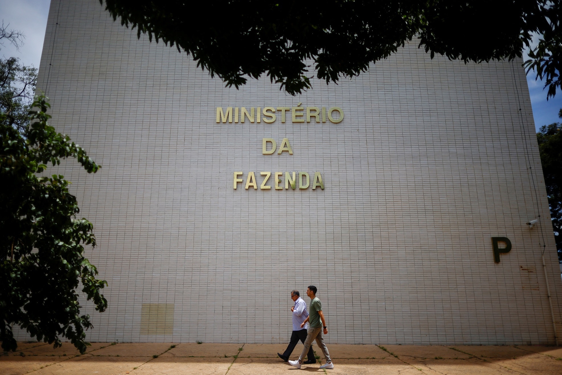 Fazenda atribui aperto no bolso das famílias ao custo do crédito