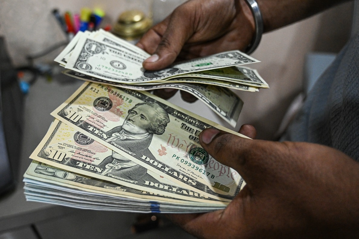Dólar opera perto da estabilidade após decisão do Copom